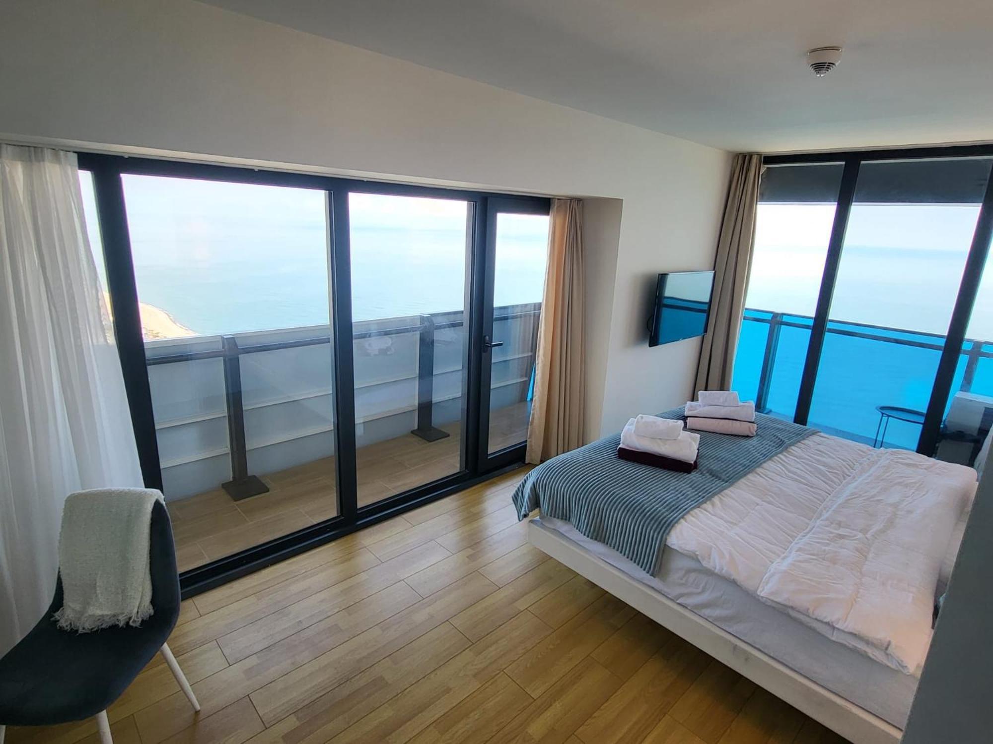 Orbi City Aparthotel Батуми Стая снимка