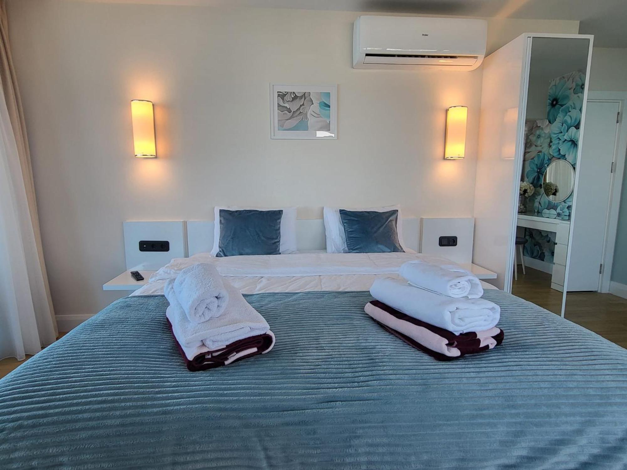 Orbi City Aparthotel Батуми Стая снимка